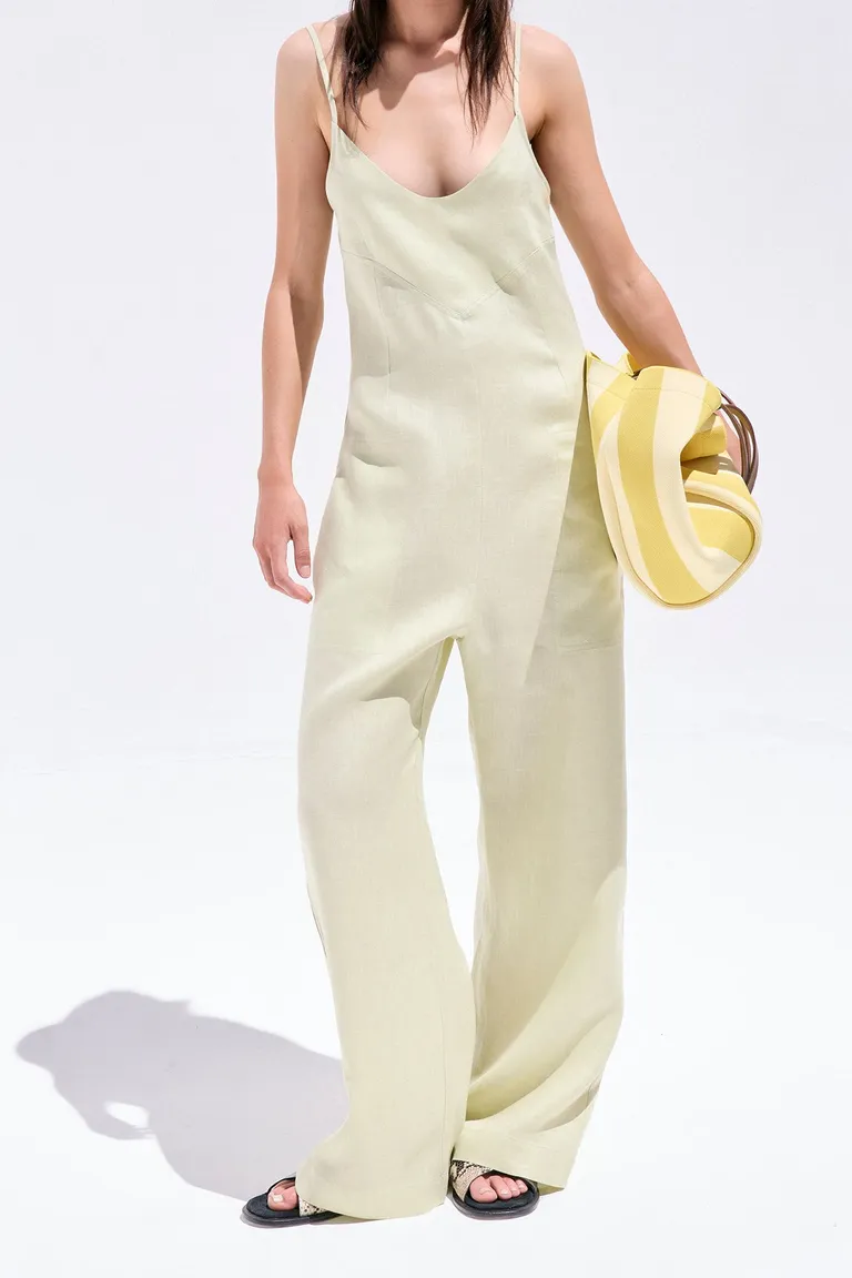 Mono de lino en tonos verdes, diseño relajado y silueta regular de Maria Cher en Monos para argentina