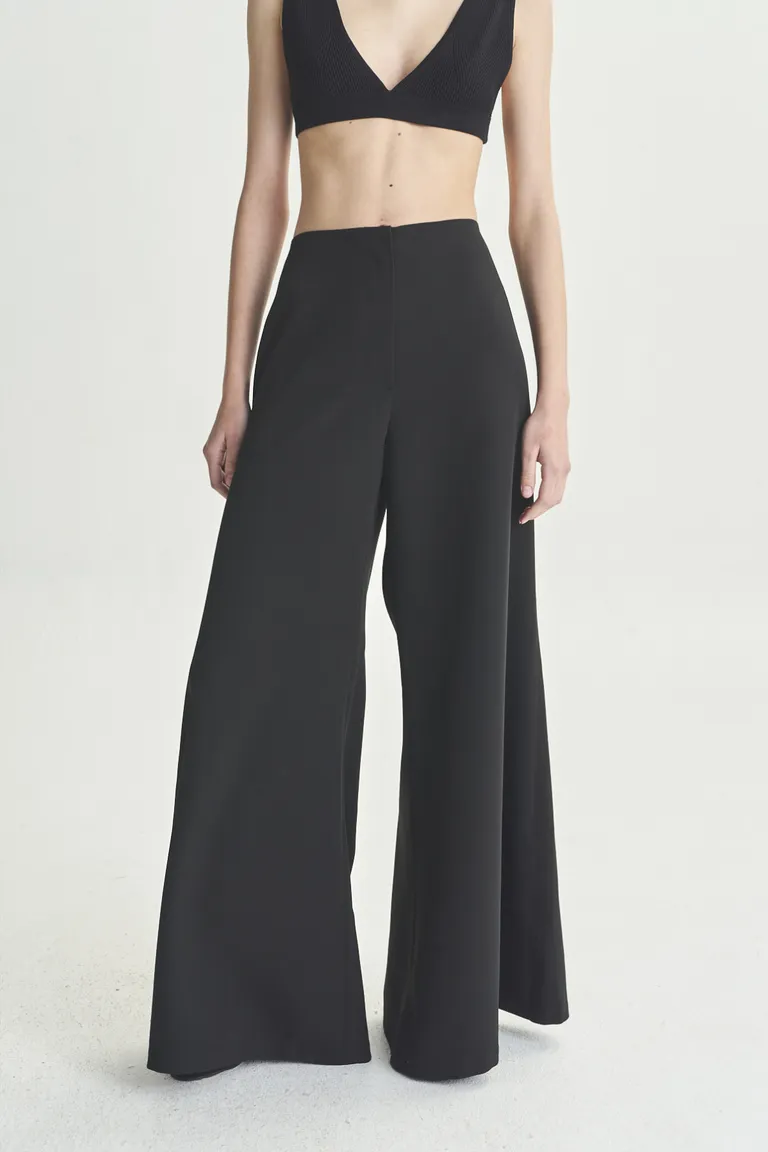 Pantalón ancho y suelto en tono negro, prenda versátil para el día a día de Akiabara en Pantalones para argentina