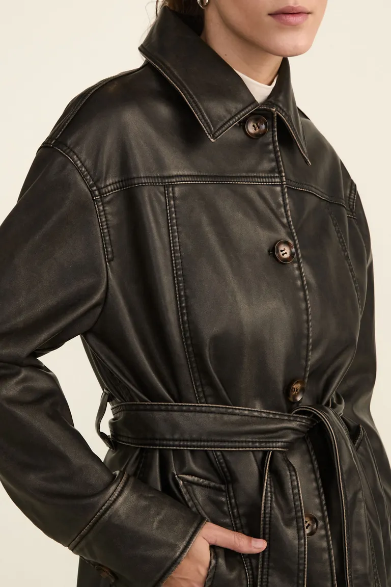 Tapado largo de corte recto con cuello camisero, botones frontales, lazo en cintura y bolsillos laterales funcionales de Cuesta Blanca en Tapados para argentina