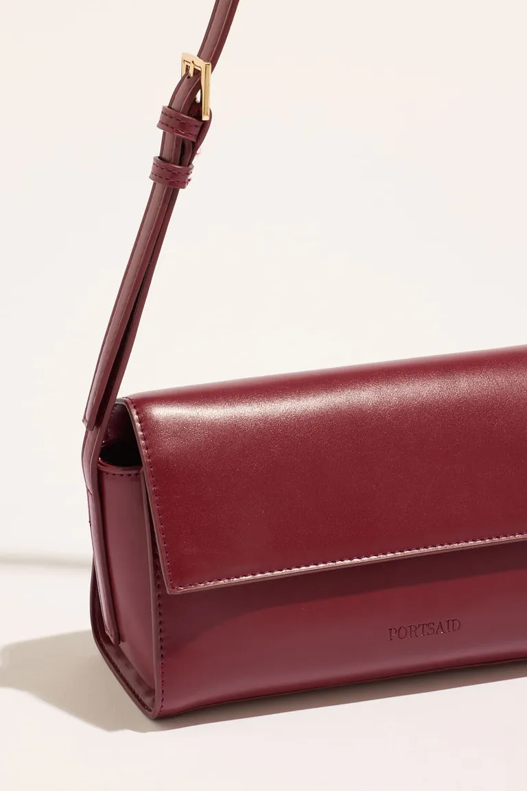 Cartera tipo baguette roja, un accesorio elegante y versátil para tus salidas nocturnas de Portsaid en Bolsos y Carteras para argentina