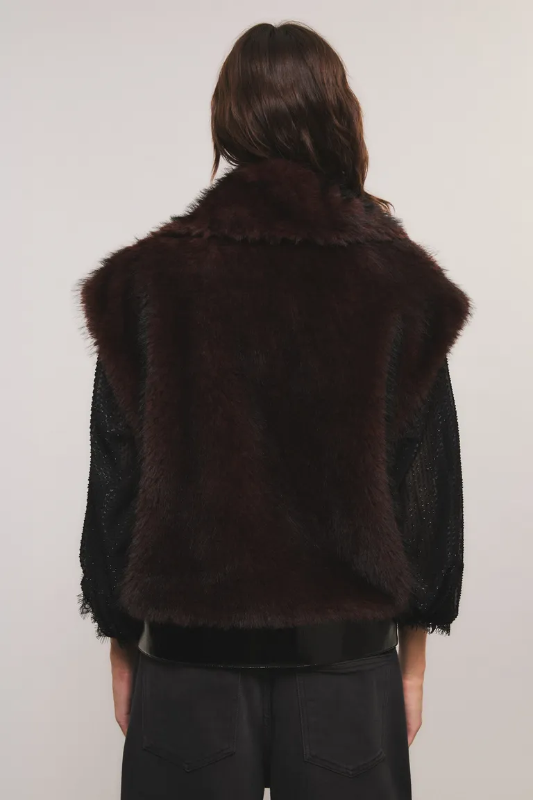 Chaleco de diseño con cuello texturizado y cierre central de Kosiuko en Chalecos para argentina