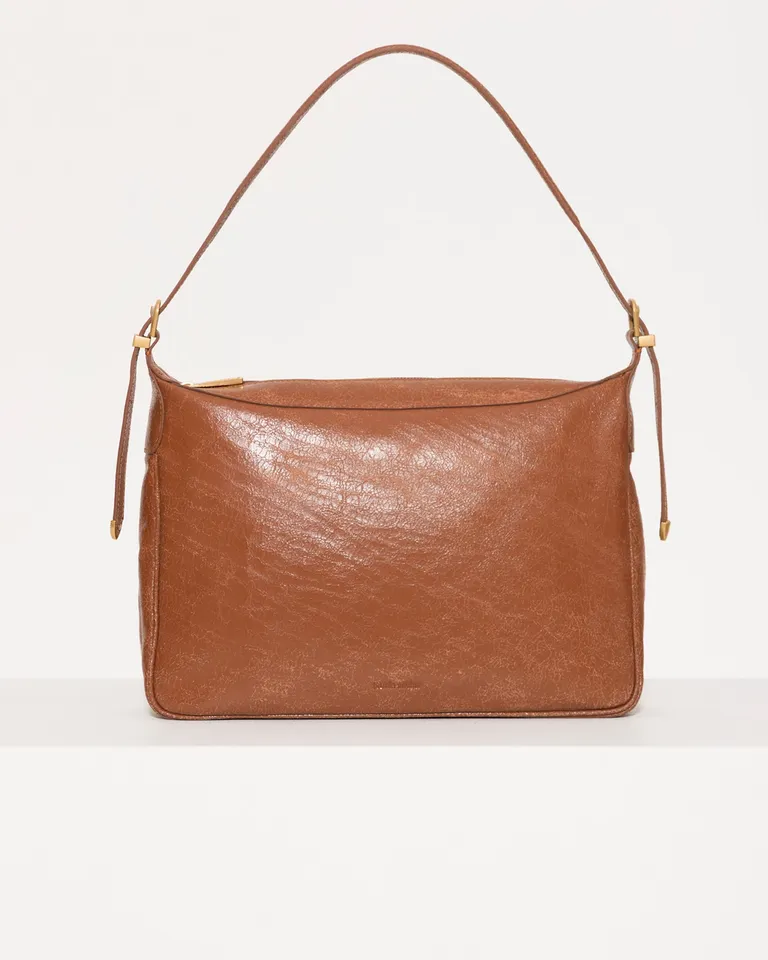Bolso de cuero marrón claro con diseño minimalista y práctico de Jazmin Chebar en Bolsos y Carteras para argentina