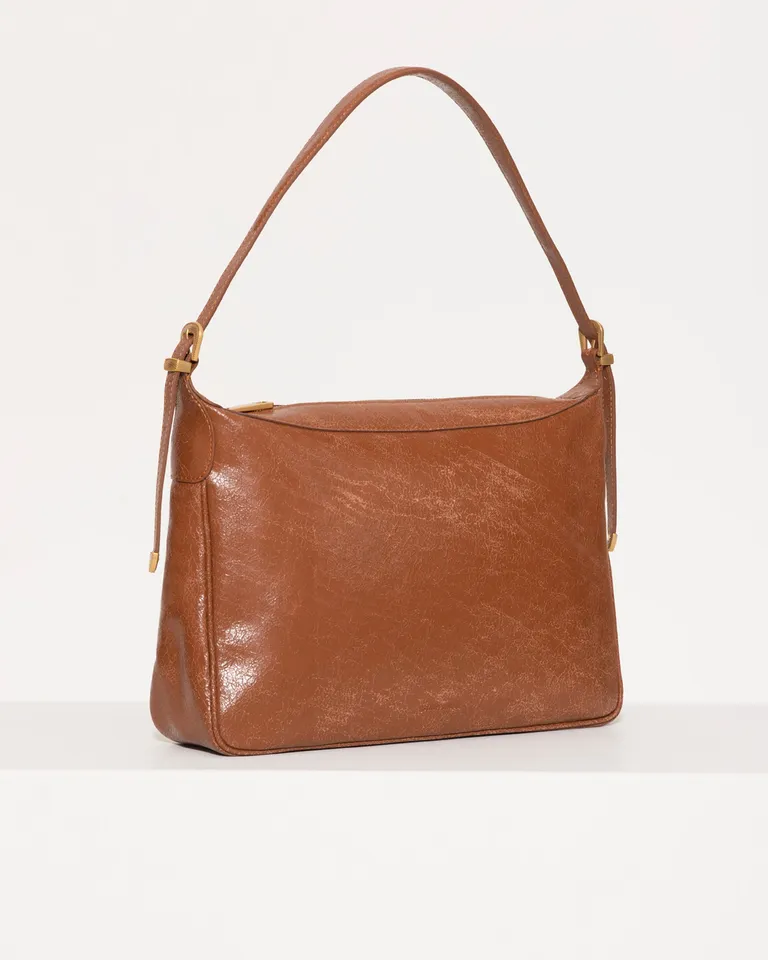 Bolso de cuero marrón claro con diseño minimalista y práctico de Jazmin Chebar en Bolsos y Carteras para argentina