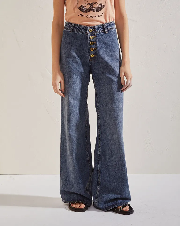 Pantalón vaquero de tiro alto y pierna ancha con botones dorados de Wanama en Pantalones para argentina