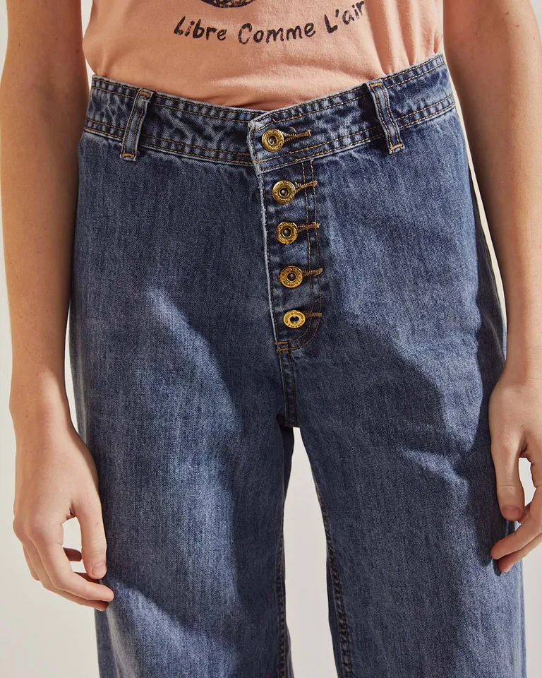 Pantalón vaquero de tiro alto y pierna ancha con botones dorados de Wanama en Pantalones para argentina