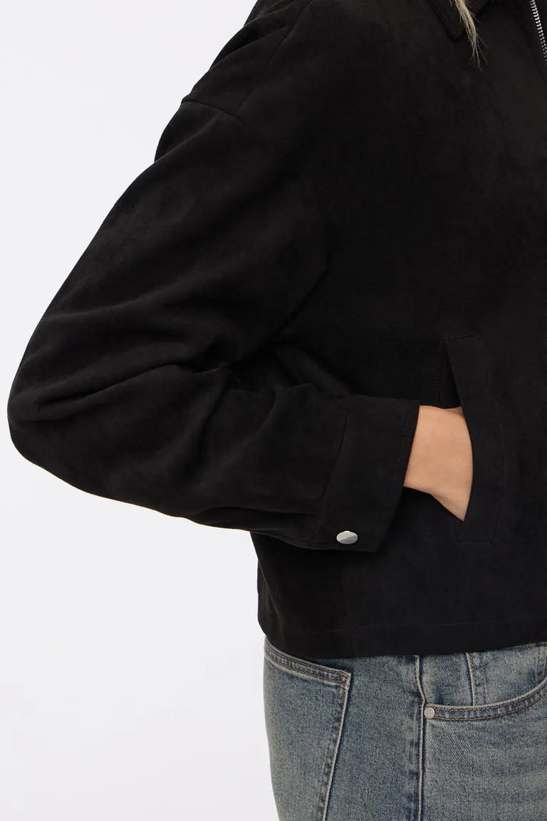 Campera urbana de corte recto con cierre metálico frontal y puños con botones de Cuesta Blanca en Chaquetas para argentina