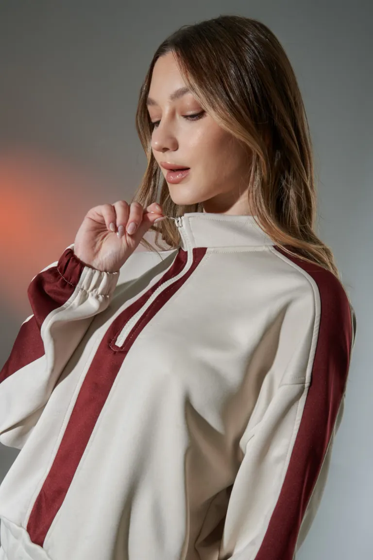 Buzo blanco con rayas rojas, prenda práctica y sofisticada para todo el año de Apricot en Buzos y Sweaters para argentina