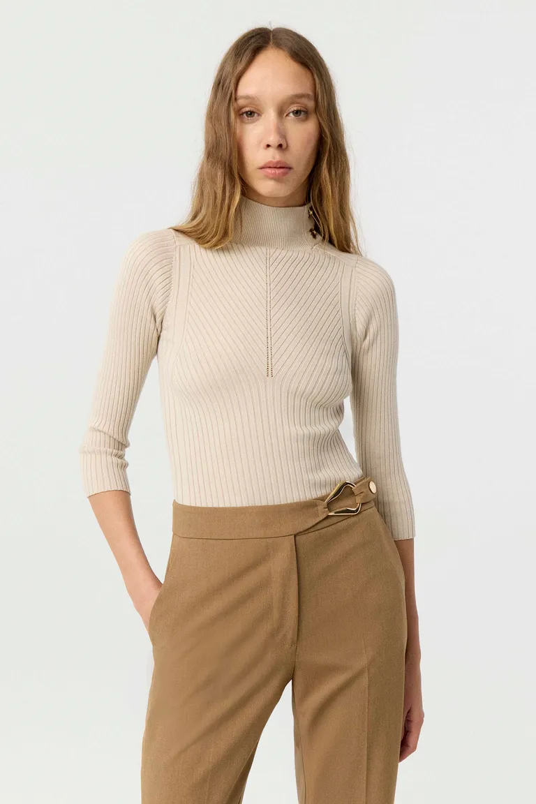 Polera de punto acanalado con cuello alto, mangas tres cuartos y detalle de apliques metálicos decorativos de Markova en Buzos y Sweaters para argentina