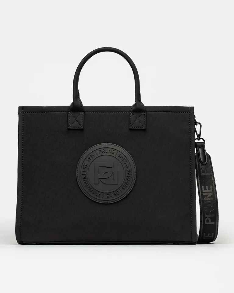 Cartera de mano elena en nylon negro, una pieza versátil y de diseño actual de Prüne en Bolsos y Carteras para argentina