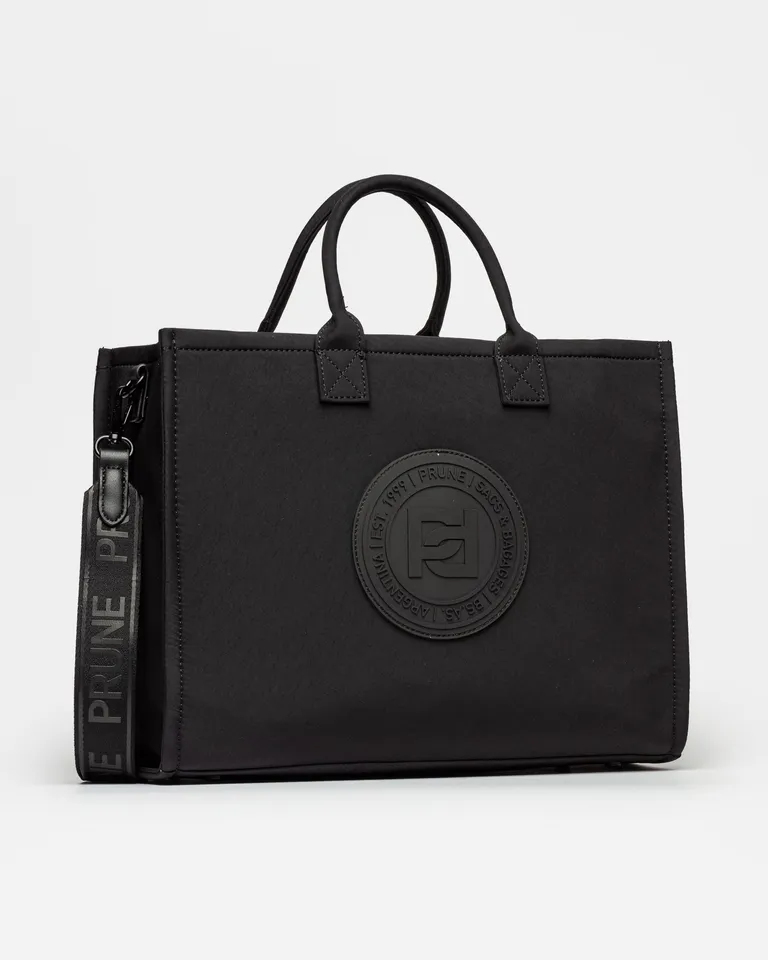 Cartera de mano elena en nylon negro, una pieza versátil y de diseño actual de Prüne en Bolsos y Carteras para argentina