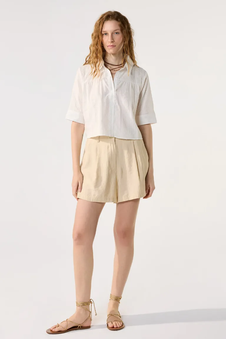 Short de tela ligera y corte recto para mujer de Cuesta Blanca en Shorts para argentina