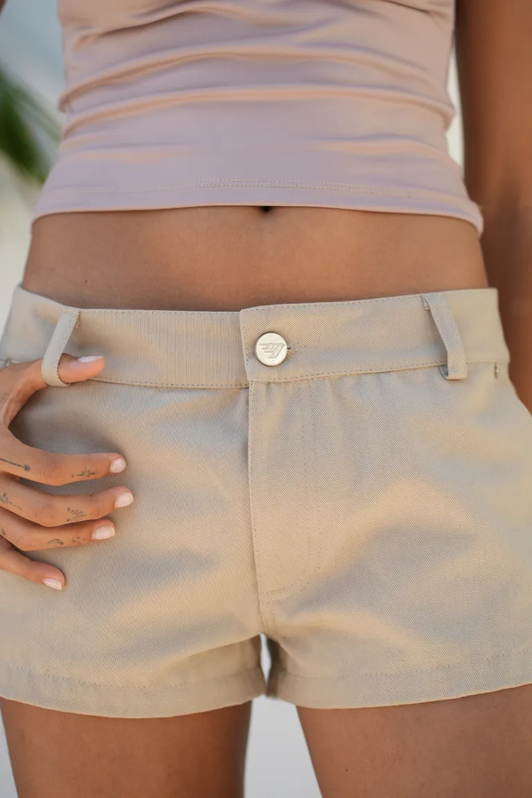 Shorts de Gabardina Rígida con Bolsillos y Detalles Metálicos de Top White en Shorts para argentina