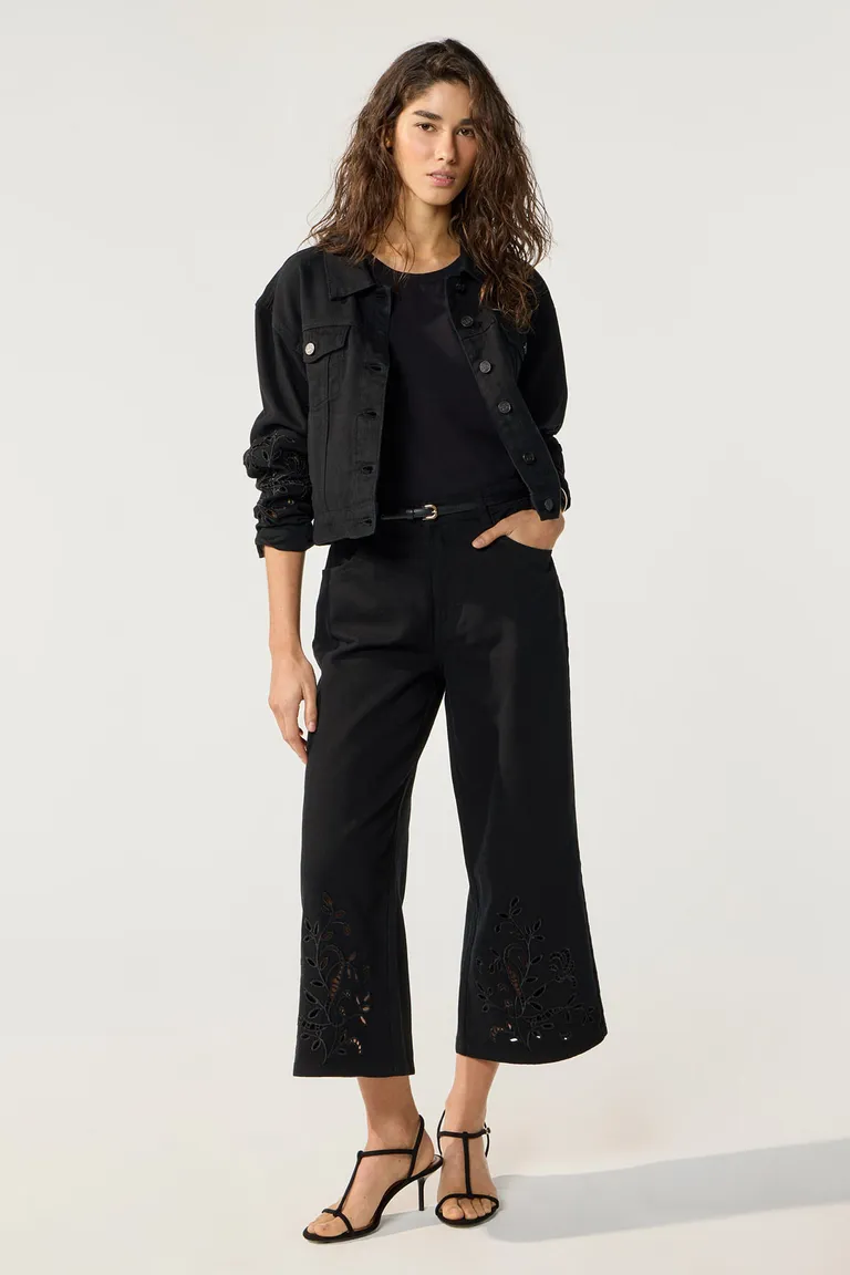 Pantalón wide de corte alto con detalles calados en negro de Cuesta Blanca en Pantalones para argentina