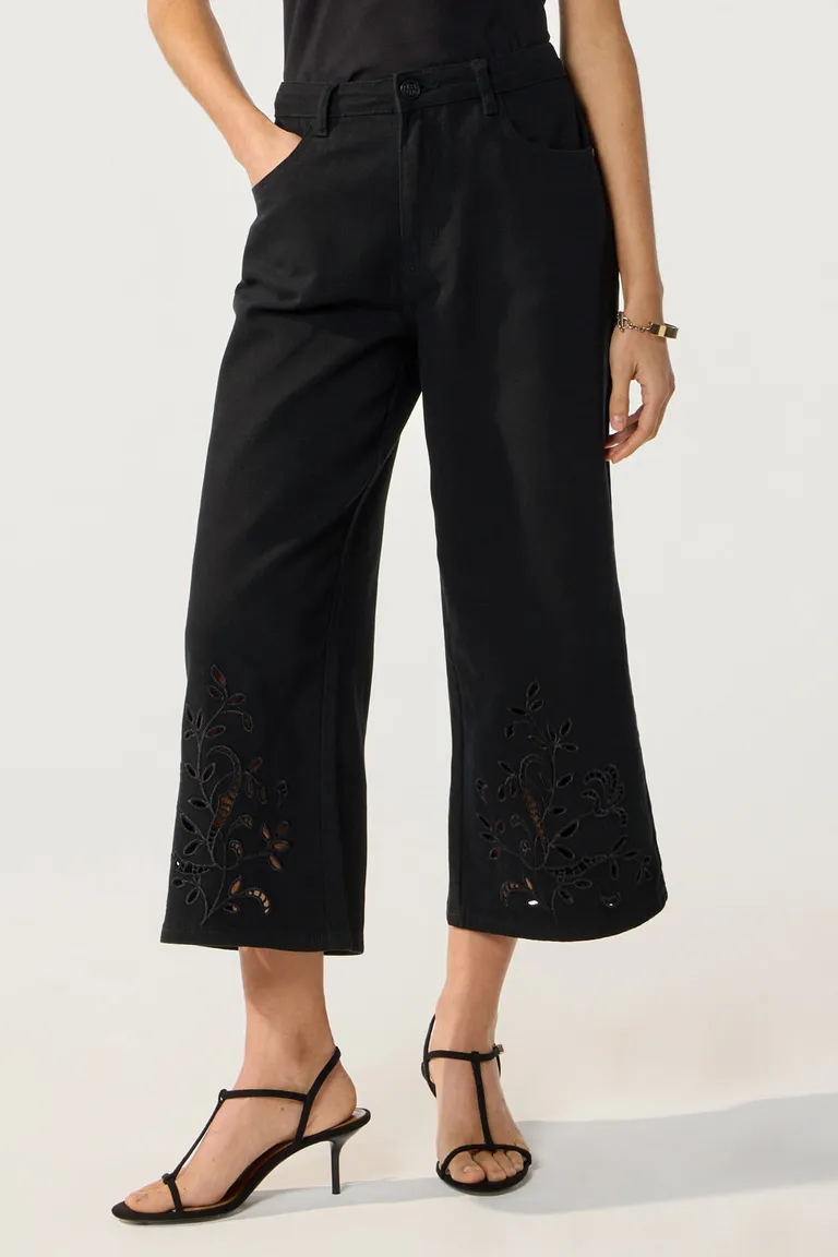 Pantalón wide de corte alto con detalles calados en negro de Cuesta Blanca en Pantalones para argentina