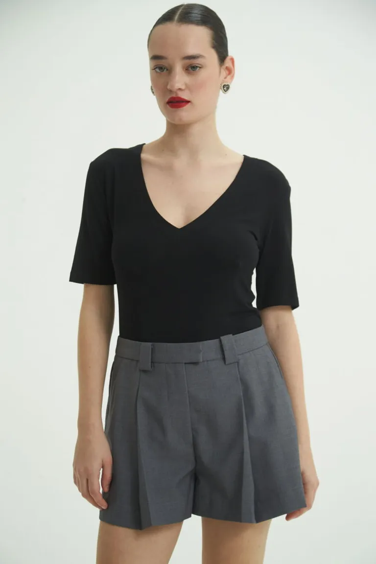 Remera negra de manga corta y escote en V profundo para mujer de Las Pepas en Remeras para argentina