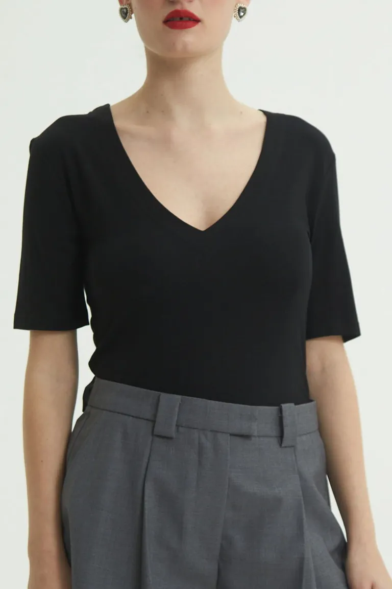 Remera negra de manga corta y escote en V profundo para mujer de Las Pepas en Remeras para argentina