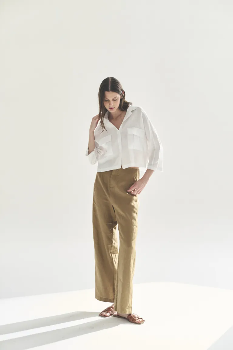 Camisa blanca de corte clásico y diseño elegante de Akiabara en Camisas para argentina