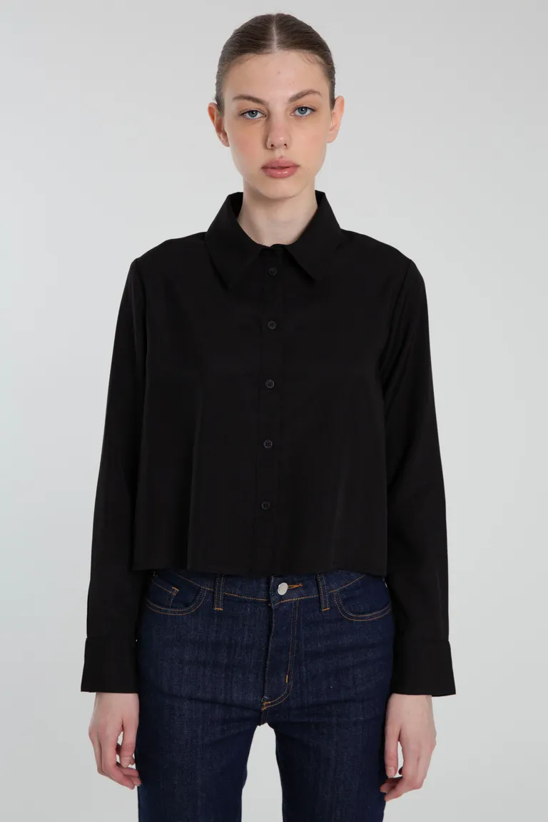 Camisa negra de twill con cuello camisero y cartera de botones de Naíma en Camisas para argentina