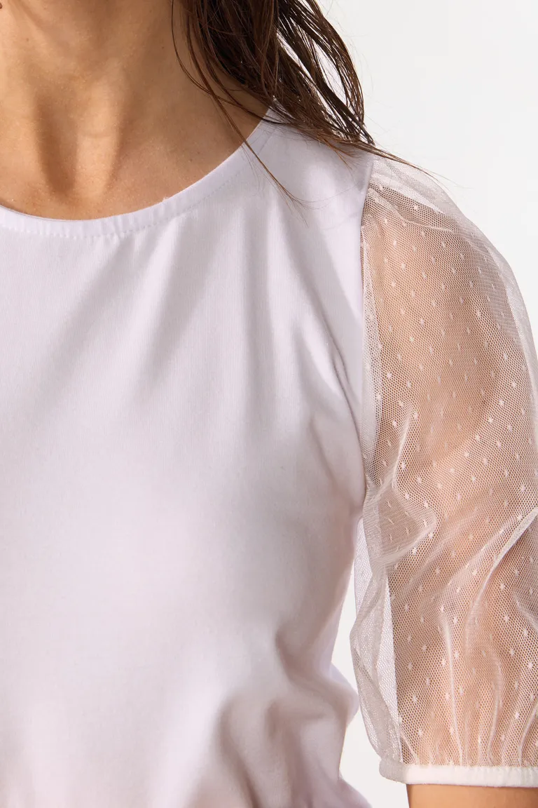 Remera de mujer con escote redondo y mangas cortas con detalle de textura translúcida de Cuesta Blanca en Remeras para argentina