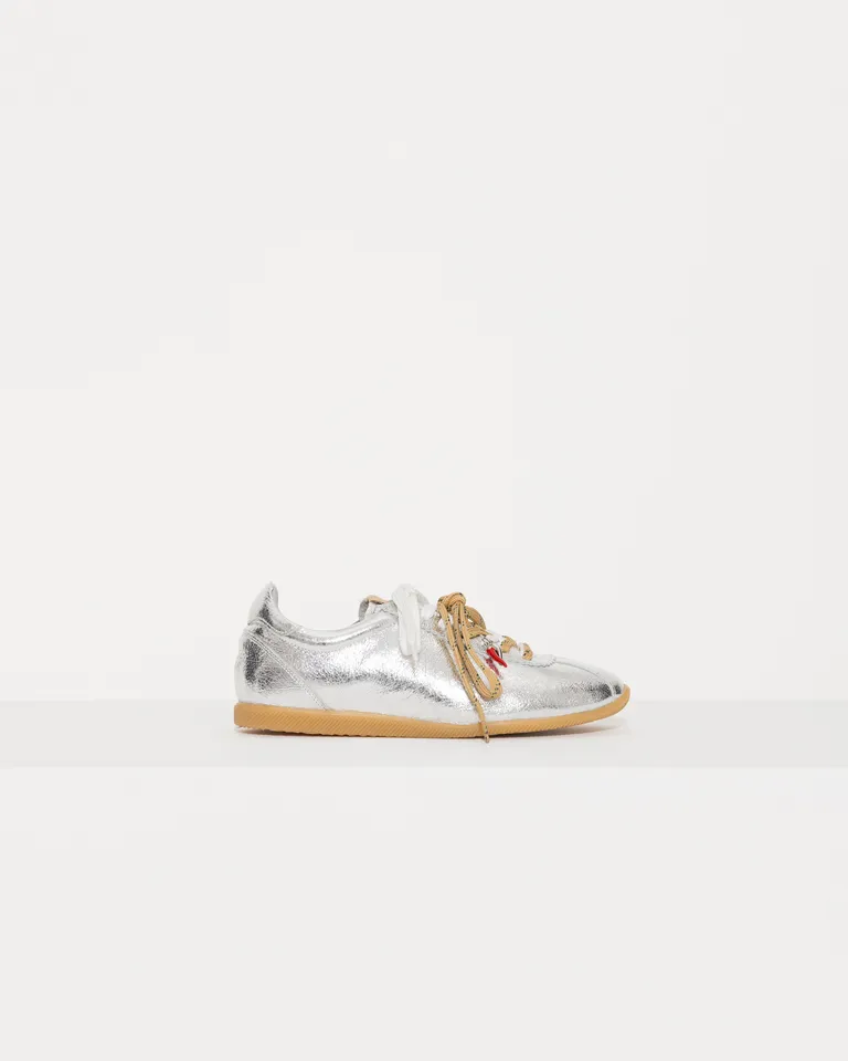 Zapatilla oporto de cuero vacuno con detalles distintivos y recortes texturizados de Jazmin Chebar en Zapatillas para argentina