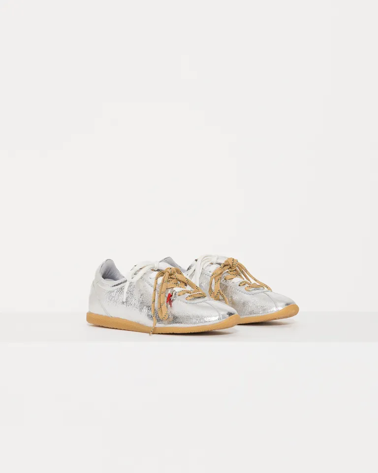 Zapatilla oporto de cuero vacuno con detalles distintivos y recortes texturizados de Jazmin Chebar en Zapatillas para argentina