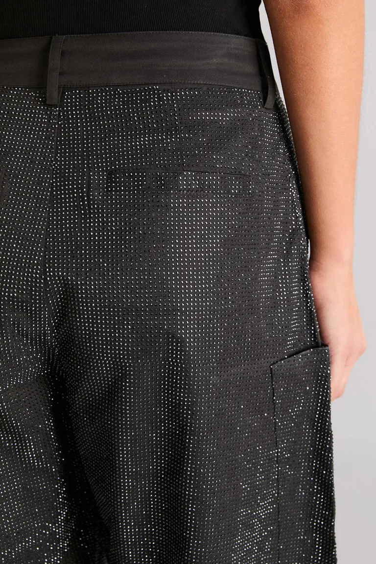 Pantalón de corte barrel con detalles en hotfix y broche personalizado en la cintura de Kosiuko en Pantalones para argentina