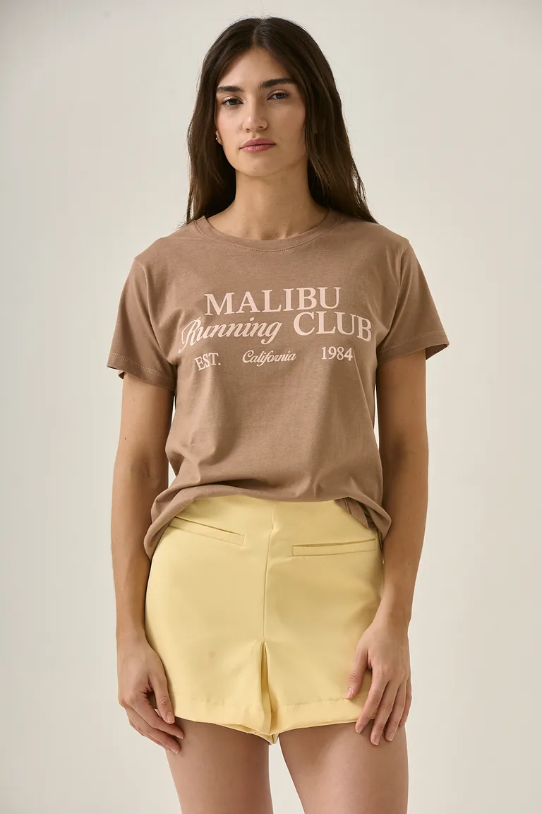 Remera marrón con estampado gráfico de 'malibu running club - california 1984' de Sweet en Remeras para argentina