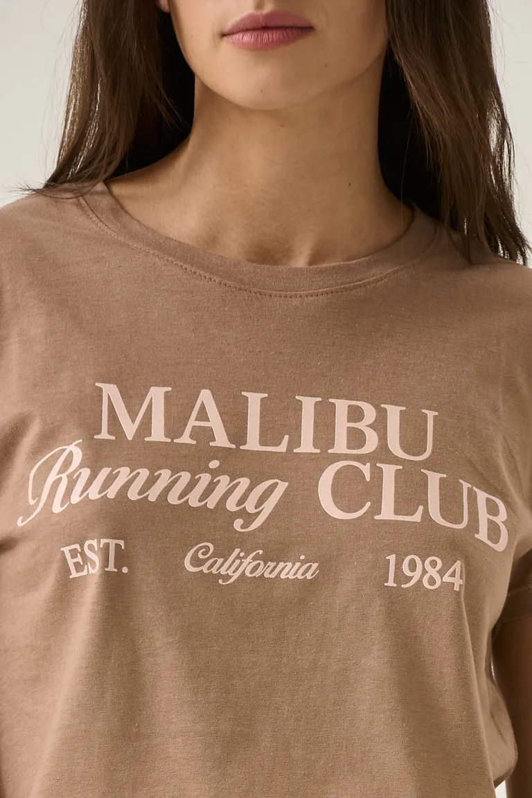 Remera marrón con estampado gráfico de 'malibu running club - california 1984' de Sweet en Remeras para argentina