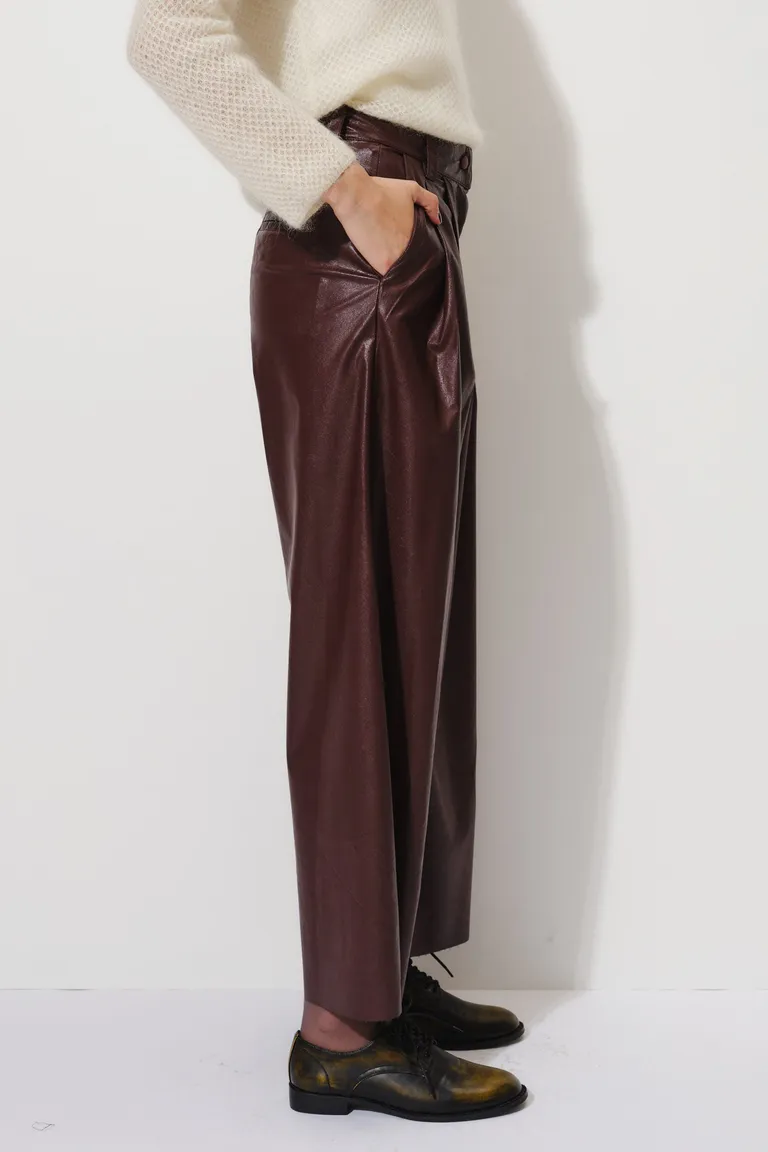 Pantalón amplio de corte wide leg con pliegues frontales bolsillos y presillas para cinturón de Mishka en Pantalones para argentina