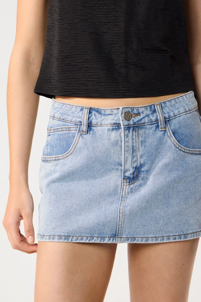 Mini corta de denim 5 bolsillos con proceso de lavado y bajada de color de Cuesta Blanca en Shorts para argentina