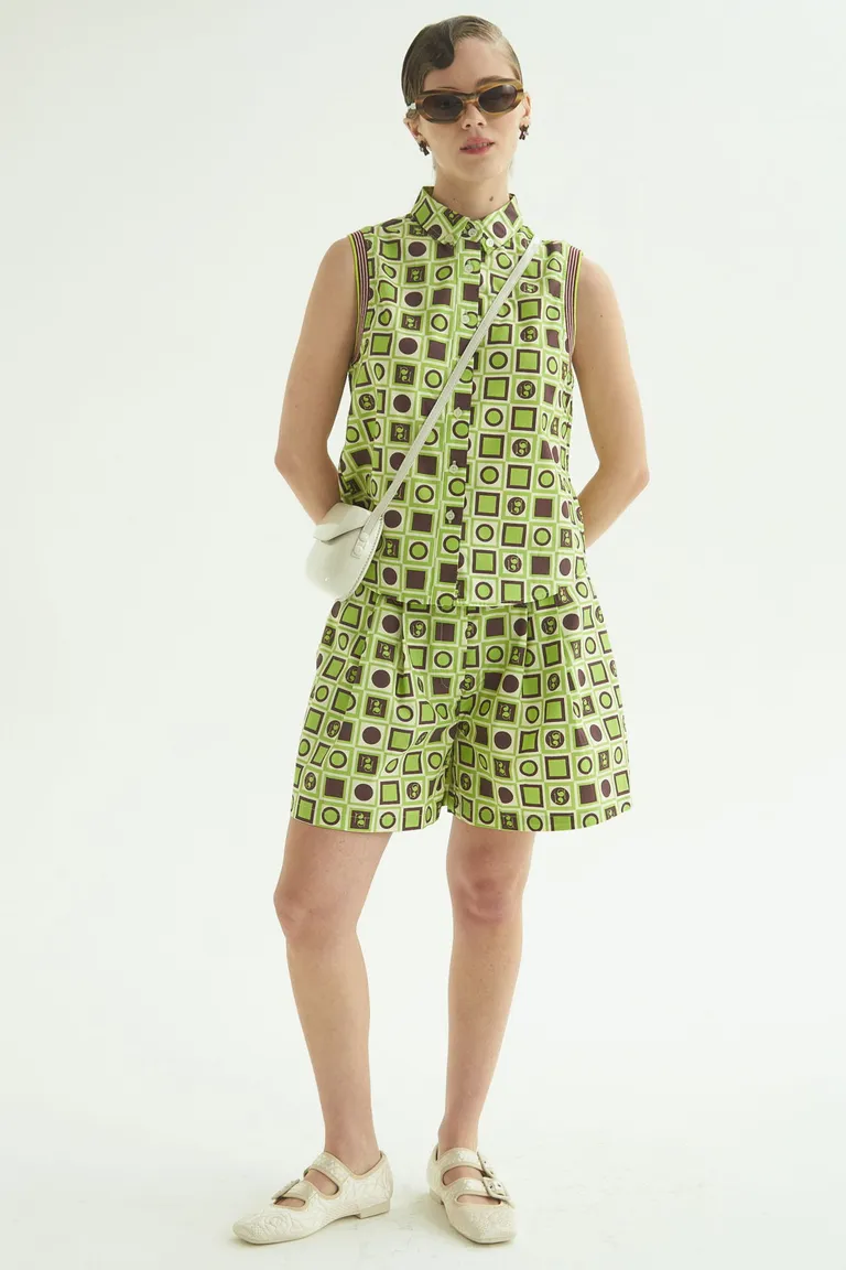 Camisa sin mangas de estampado geométrico con cuello clásico en tonalidades verdes de Las Pepas en Camisas para argentina
