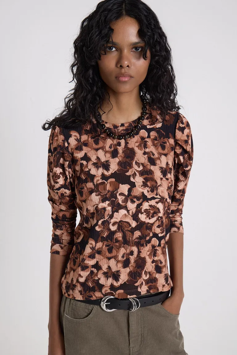 Remera de mujer con mangas largas abullonadas y escote redondo con diseño estampado de Maria Cher en Remeras para argentina
