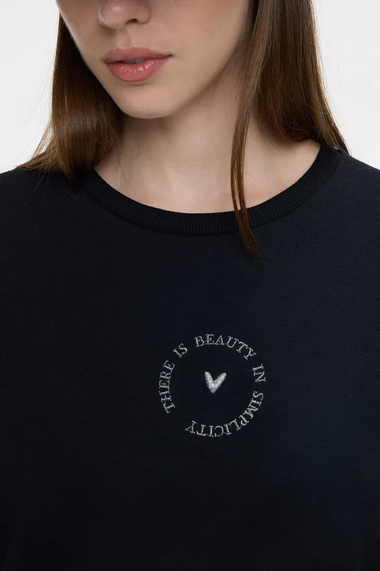 Buzo de cuello redondo con bordado minimalista frontal para mujer de Cuesta Blanca en Buzos y Sweaters para argentina