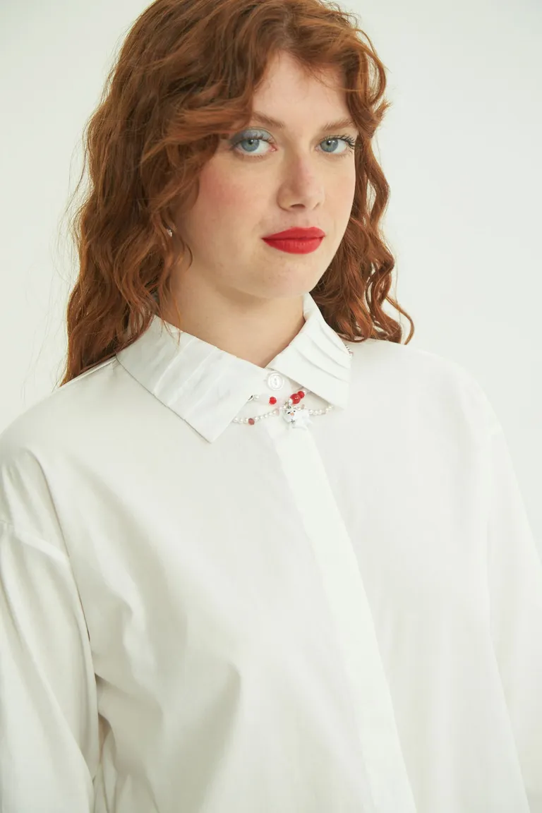 Camisa oversize con hombros caídos, puños ajustables y espalda prolongada con terminación curva de Las Pepas en Camisas para argentina