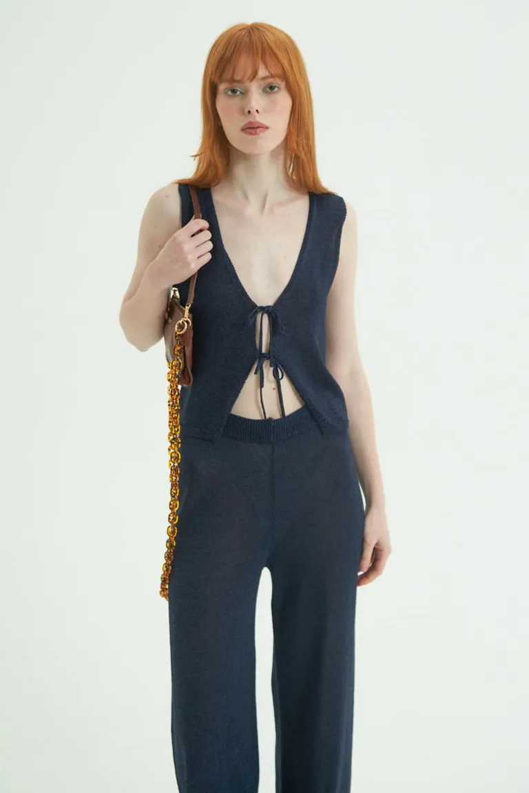 Top sin mangas con escote en V y ajuste perfecto de Las Pepas en Tops para argentina