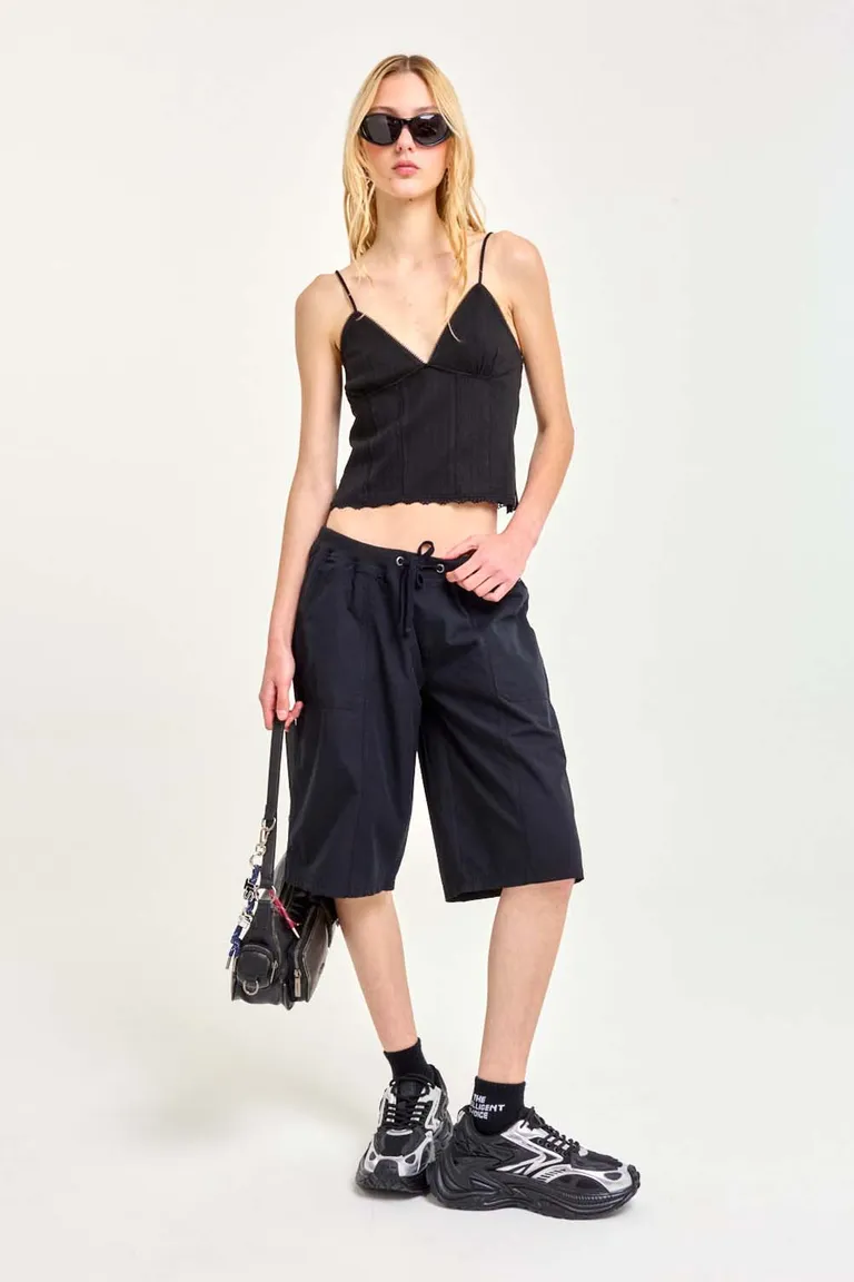 Bermuda de algodón con cintura ancha y detalles decorativos para un estilo casual y urbano de 47 Street en Pantalones para argentina