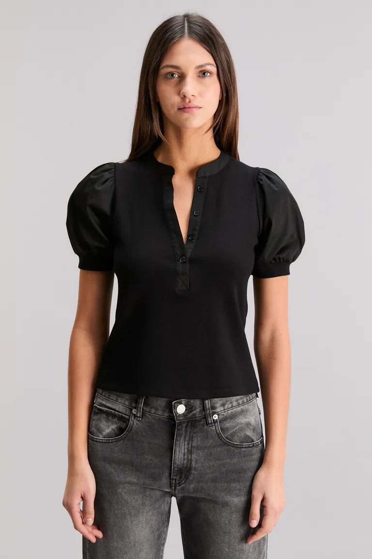 Remera de manga corta con diseño camisero y cartera con botones de Kosiuko en Remeras para argentina