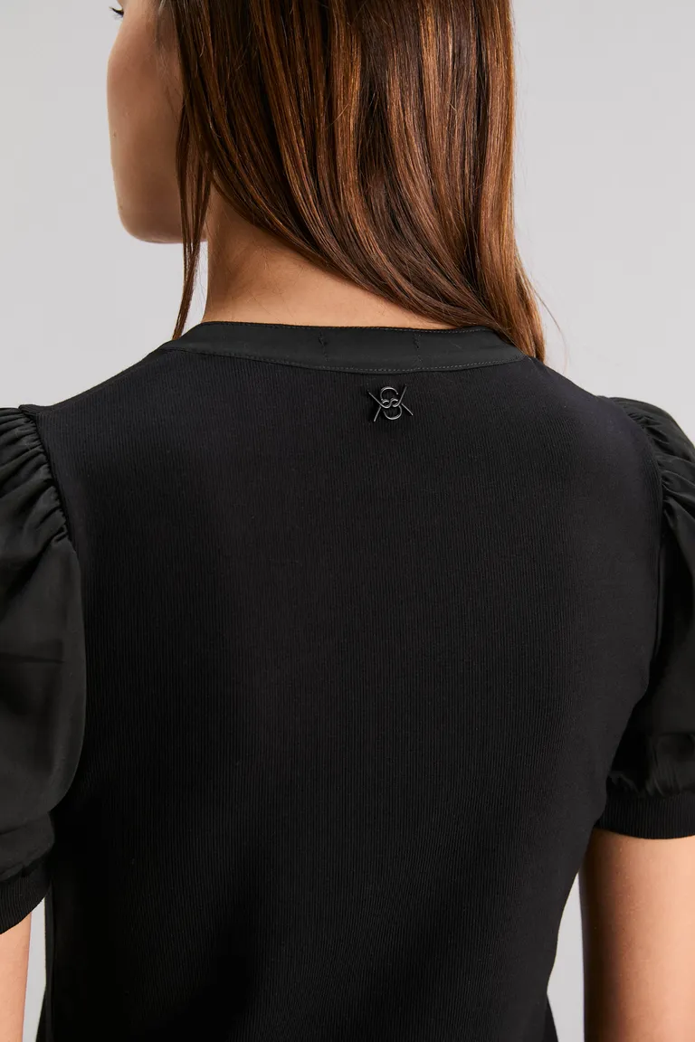 Remera de manga corta con diseño camisero y cartera con botones de Kosiuko en Remeras para argentina