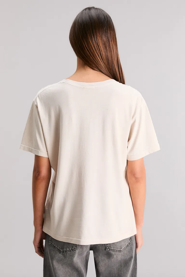 Remera blanca de corte regular con diseño exclusivo de Kosiuko en Remeras para argentina