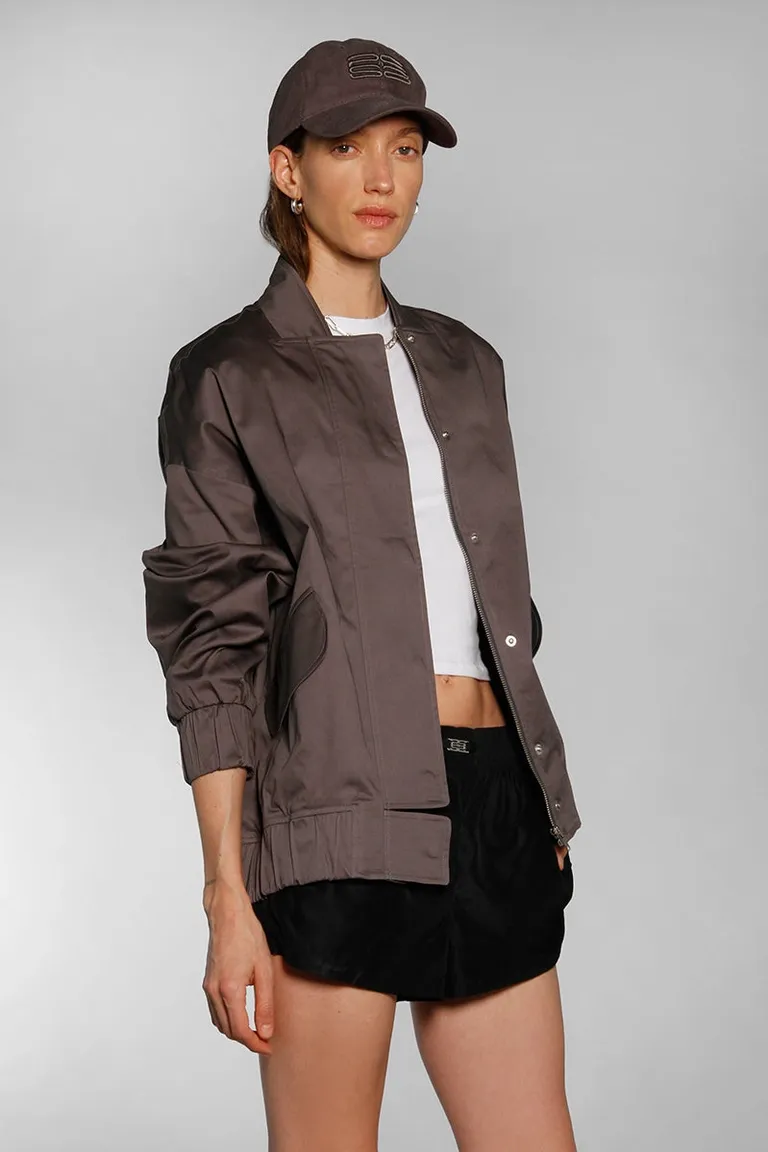 Chaqueta bomber oversize de gabardina gris con cartera y cierre ocultos de Sofia Sarkany en Chaquetas para argentina