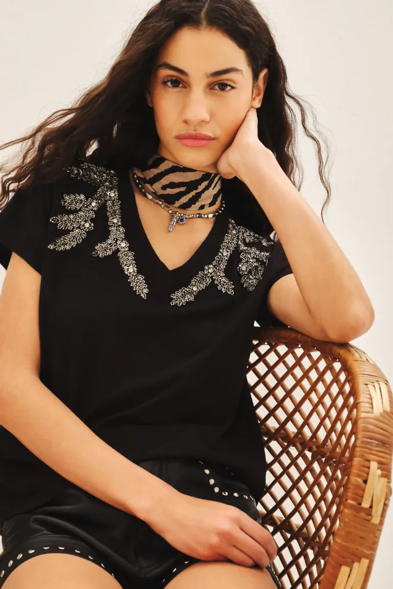 Remera holgada con bordado de inspiración botánica y detalles brillantes de Rapsodia en Remeras para argentina