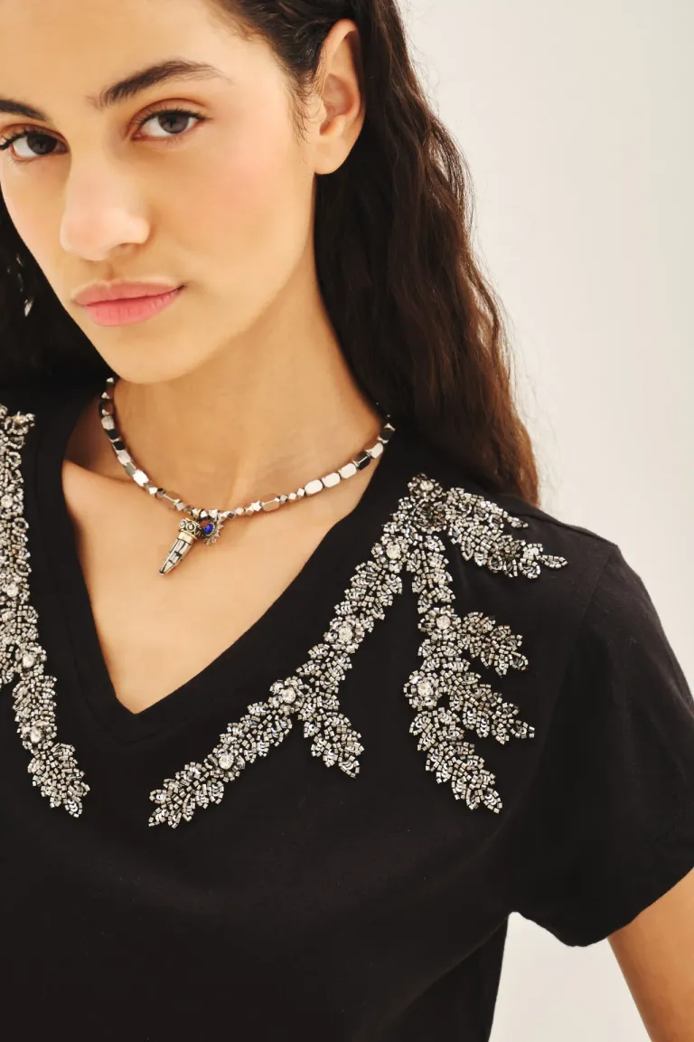 Remera holgada con bordado de inspiración botánica y detalles brillantes de Rapsodia en Remeras para argentina