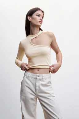 Top punto asimétrico de Mango en Tops para argentina