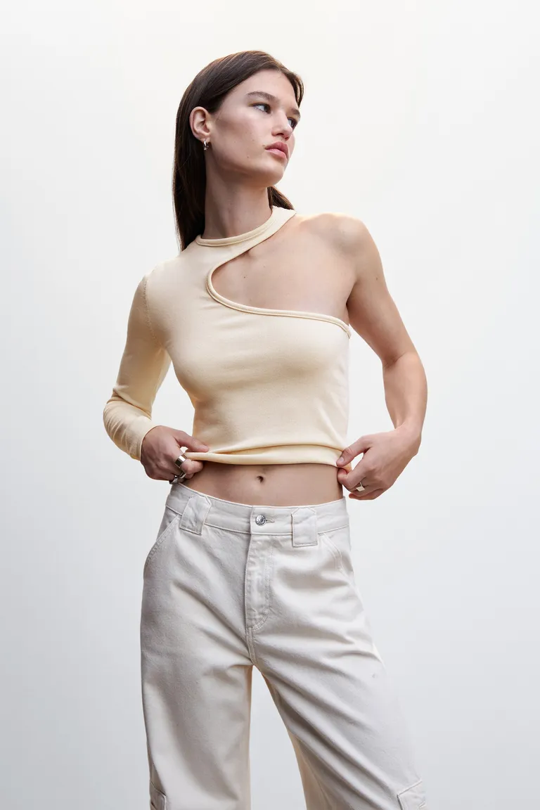 Top punto asimétrico de Mango en Tops para argentina
