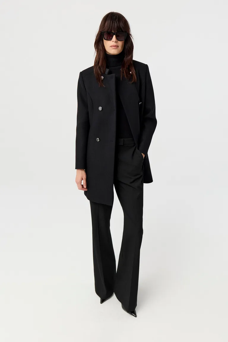 Tapado entallado de diseño cruzado con botones metálicos y detalle en cuello de Markova en Tapados para argentina