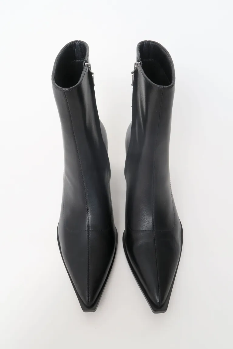 Botas de caña media con terminación en punta y taco rectangular con cierre lateral de Las Pepas en Botas y Botinetas para argentina