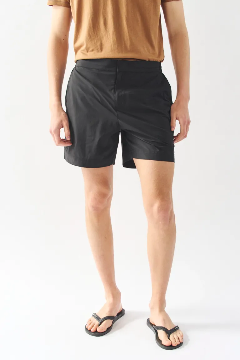 Short de baño negro con diseño moderno y detalles prácticos de Bensimon en Bermudas y Shorts para argentina