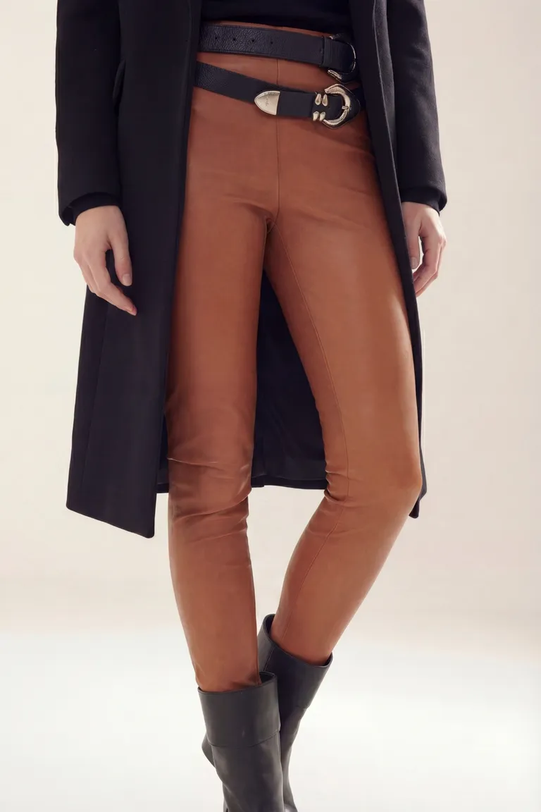 Pantalon ajustado de corte entallado con terminación al tobillo y diseño de silueta estilizada de Akiabara en Pantalones para argentina