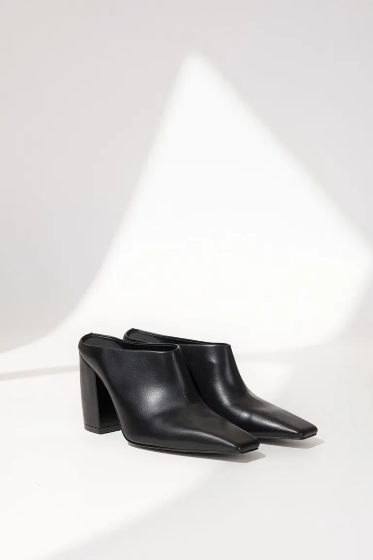 Zuecos de cuero negro con taco forrado, un clásico para el día a día de Maria Cher en Zuecos Planos para argentina