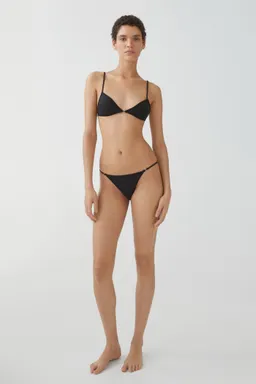 Top bikini detalle metálico de Mango en Swimwear y Beachwear para argentina